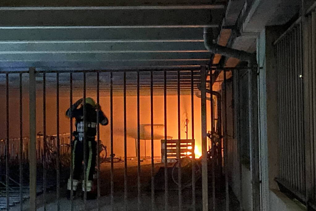 Brand in fietsenstalling snel geblust