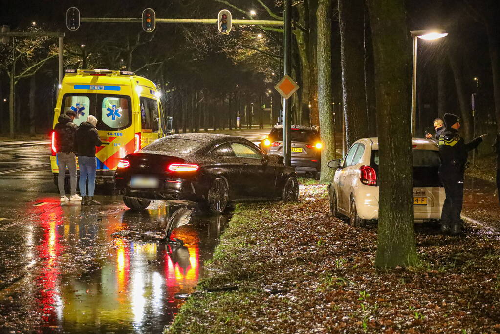 Flinke schade na botsing tegen boom