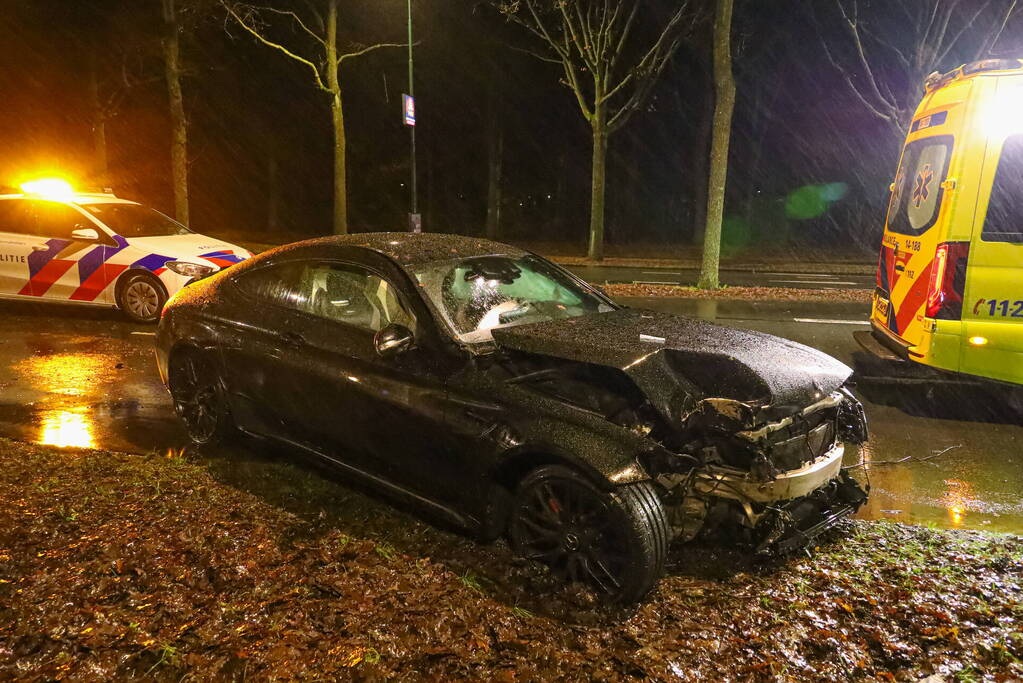 Flinke schade na botsing tegen boom