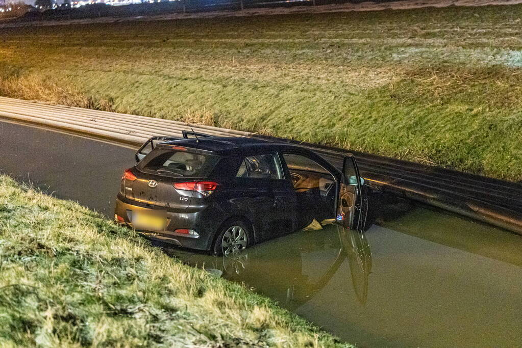 Automobilist raakt van de snelweg belandt in sloot