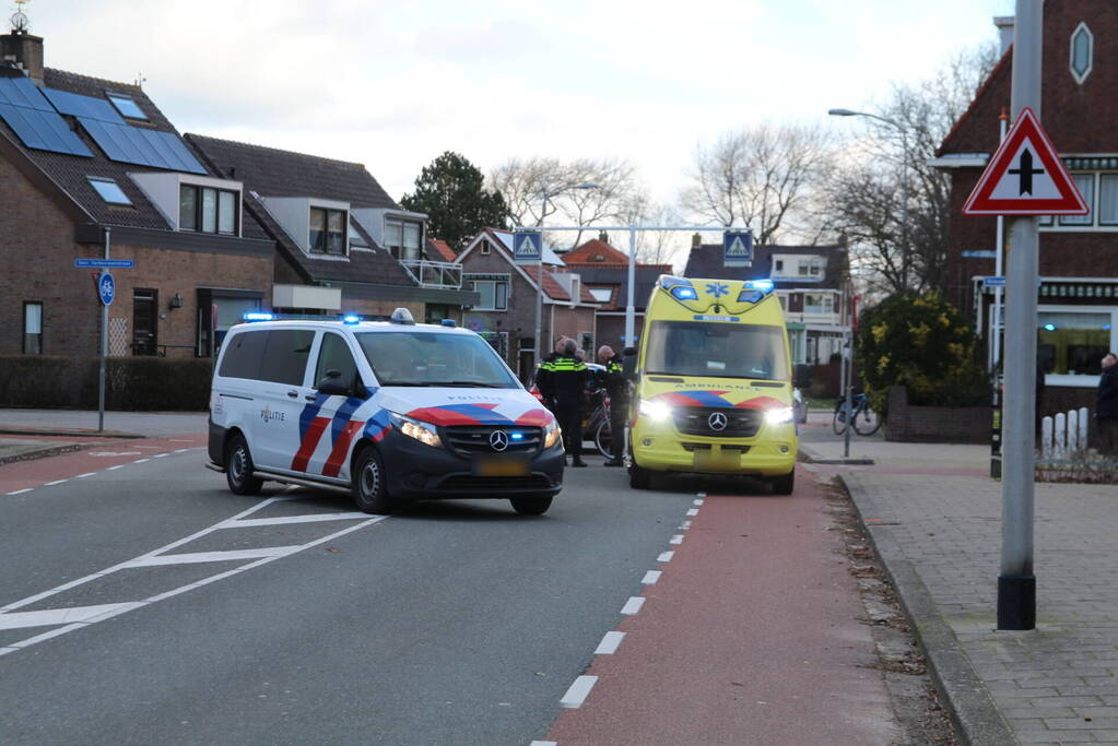 Fietser botst in zijkant van auto