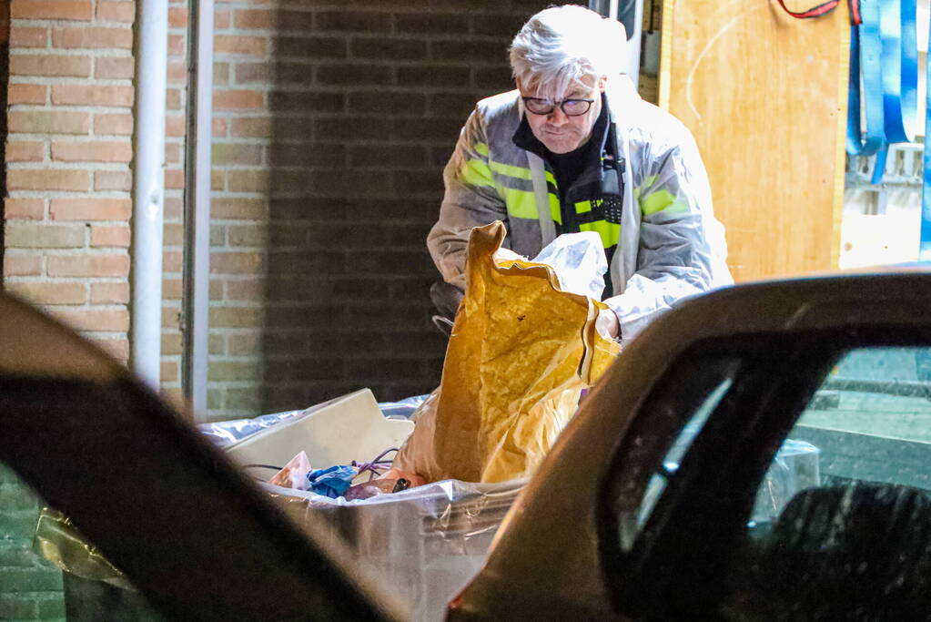 Mannen in witte pakken doen onderzoek