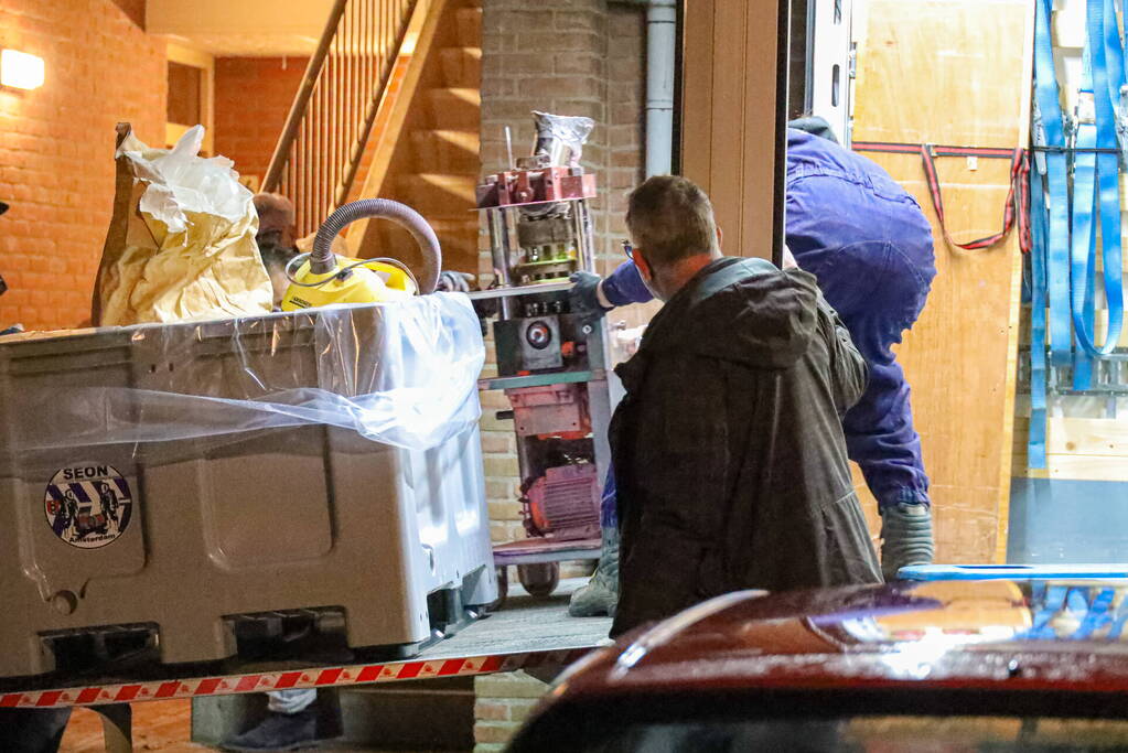 Mannen in witte pakken doen onderzoek