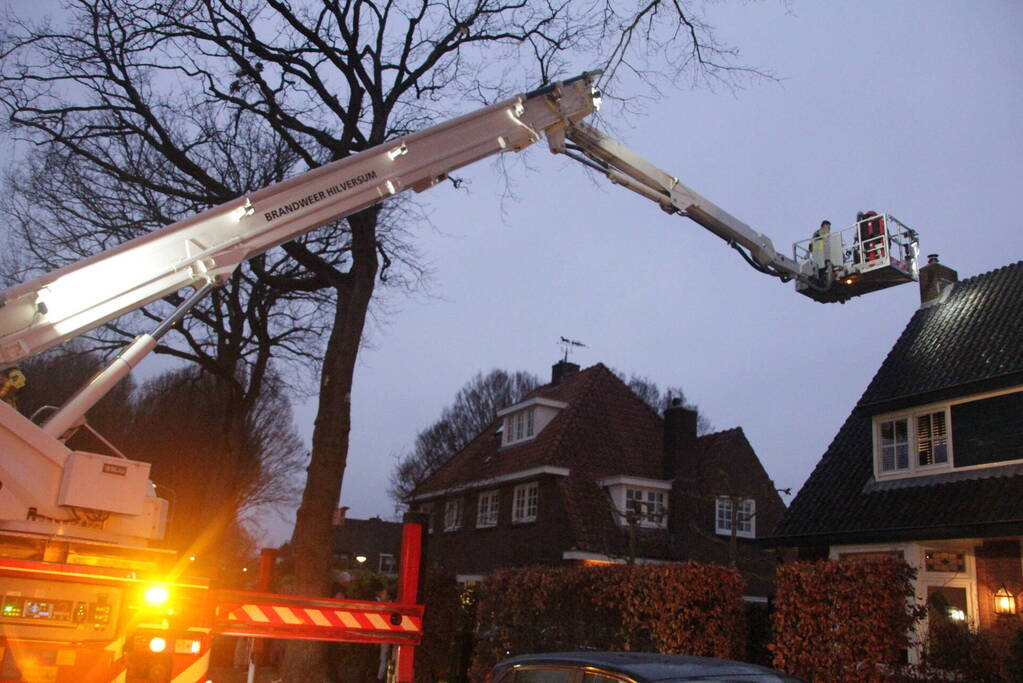 Brandweer veegt schoorsteen van woning