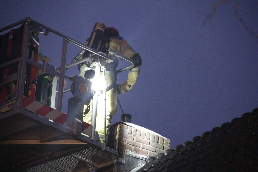 Brandweer veegt schoorsteen van woning