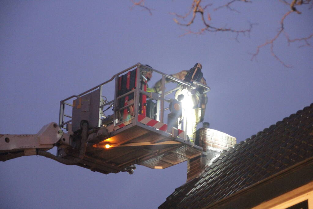 Brandweer veegt schoorsteen van woning