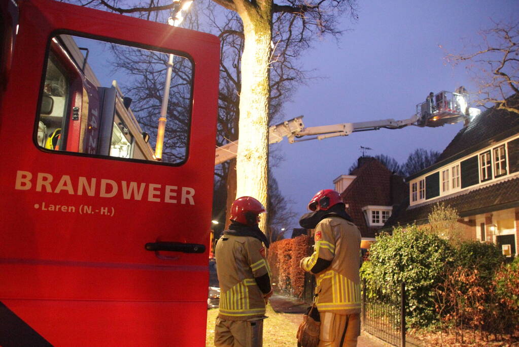 Brandweer veegt schoorsteen van woning