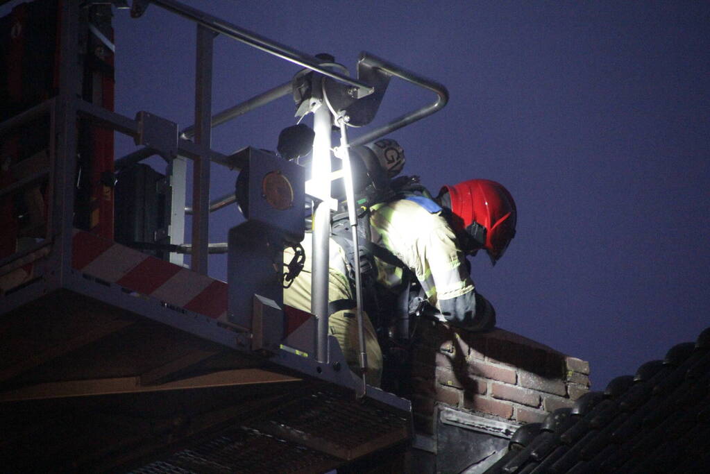 Brandweer veegt schoorsteen van woning