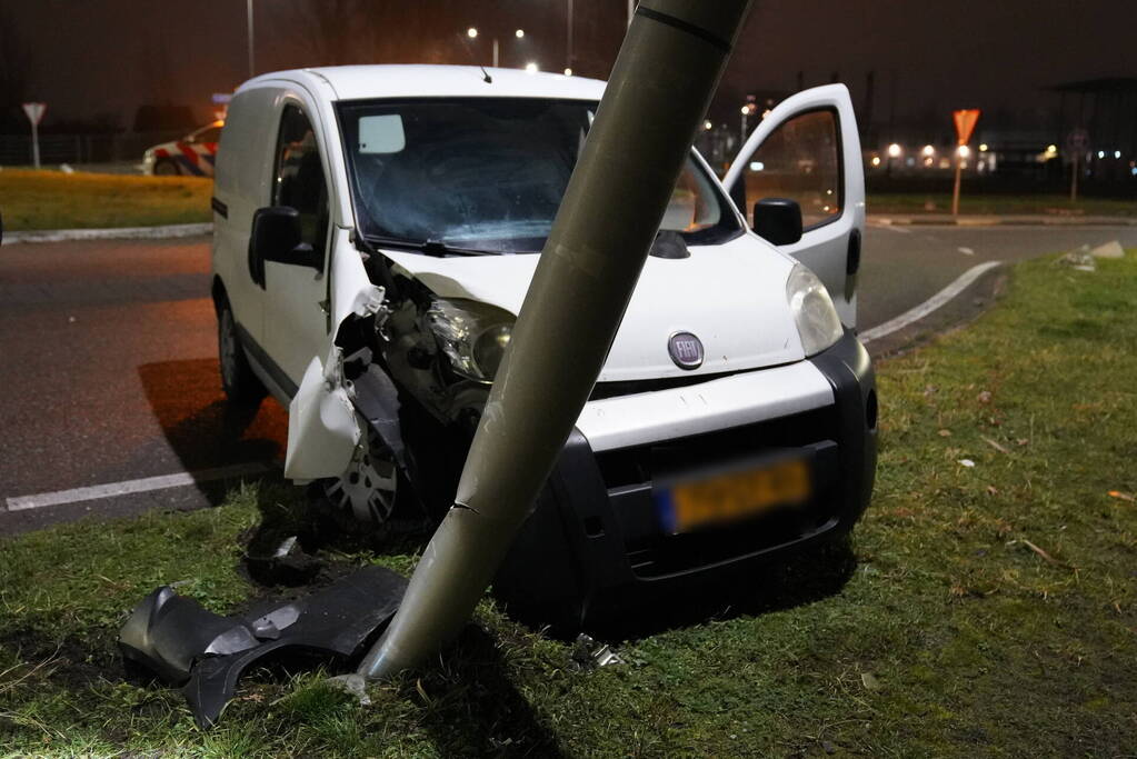 Bestelwagen klapt op lantaarnpaal