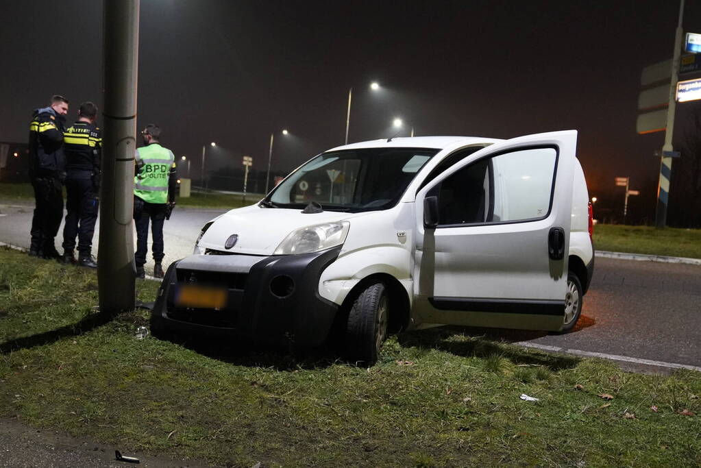 Bestelwagen klapt op lantaarnpaal