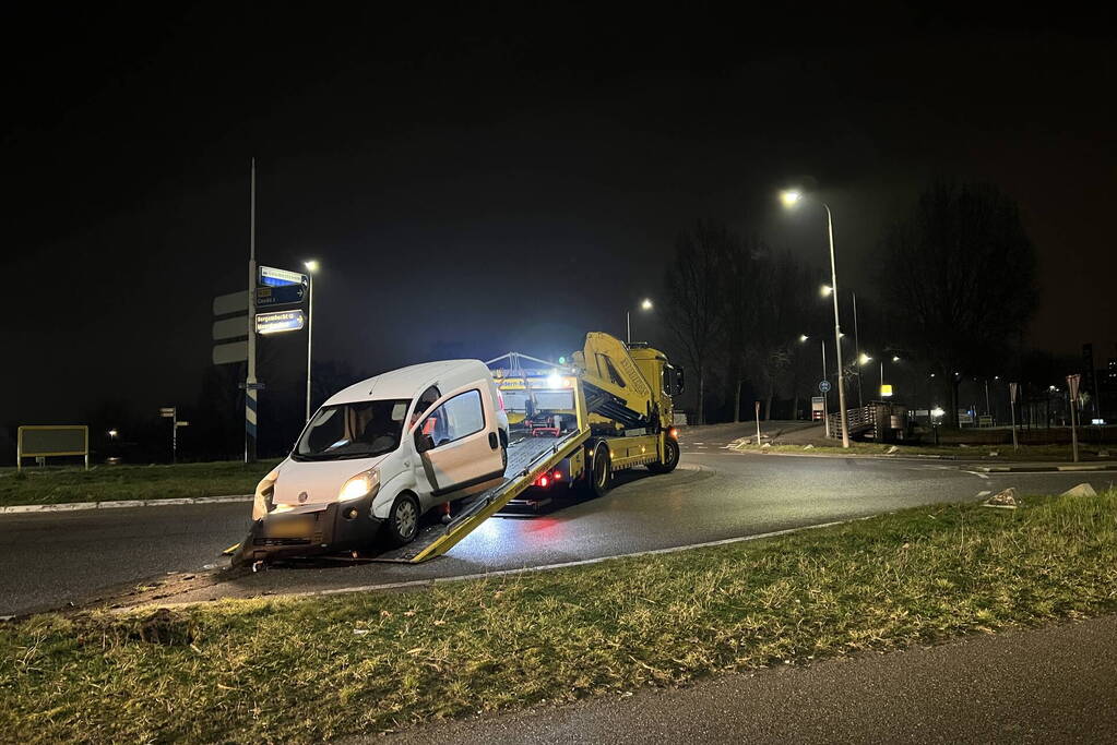 Bestelwagen klapt op lantaarnpaal