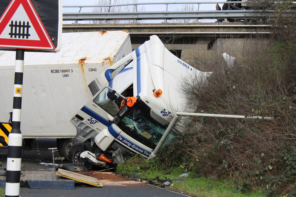 Vrachtwagen rijdt van snelweg af en plet bestelbus