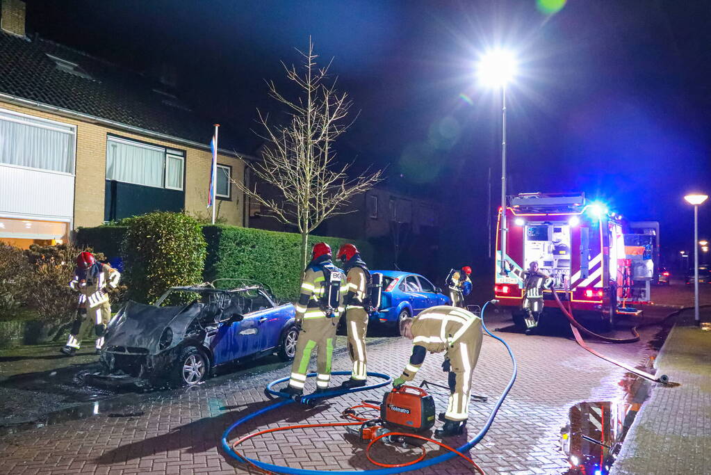 Personenwagen verwoest door brand