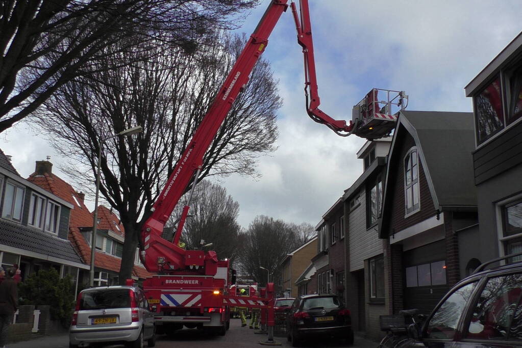 Onderzoek naar rookontwikkeling op dak van woning