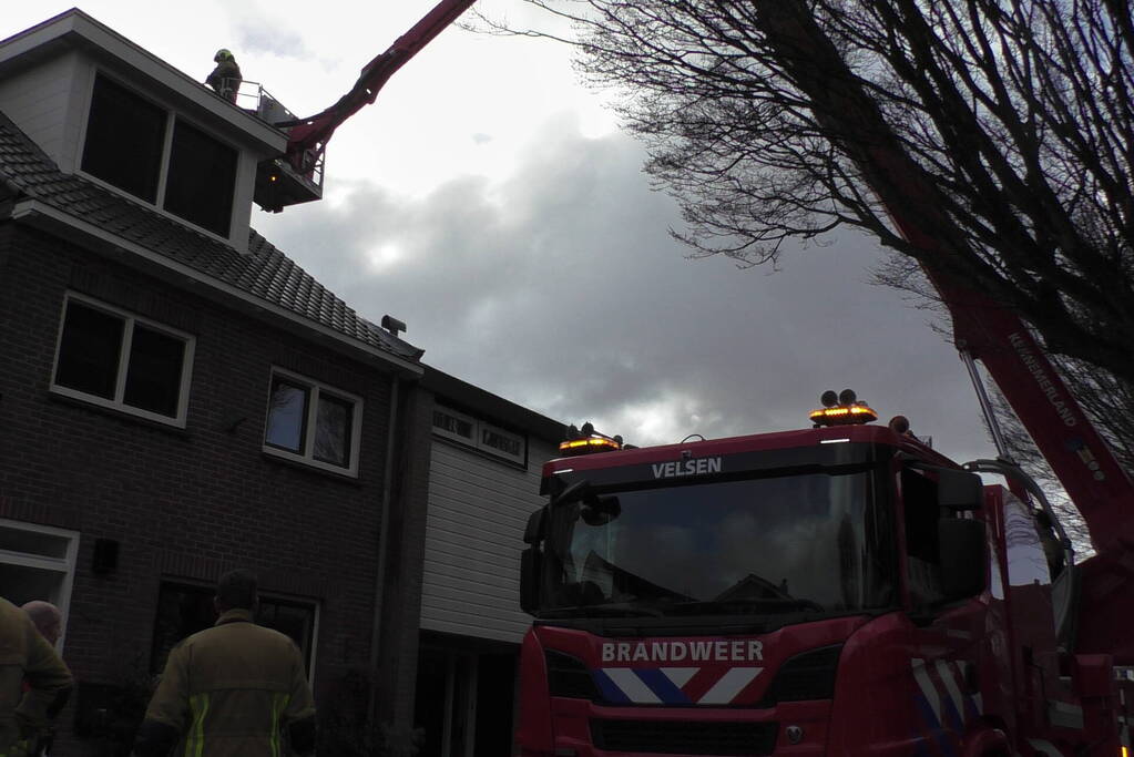 Onderzoek naar rookontwikkeling op dak van woning