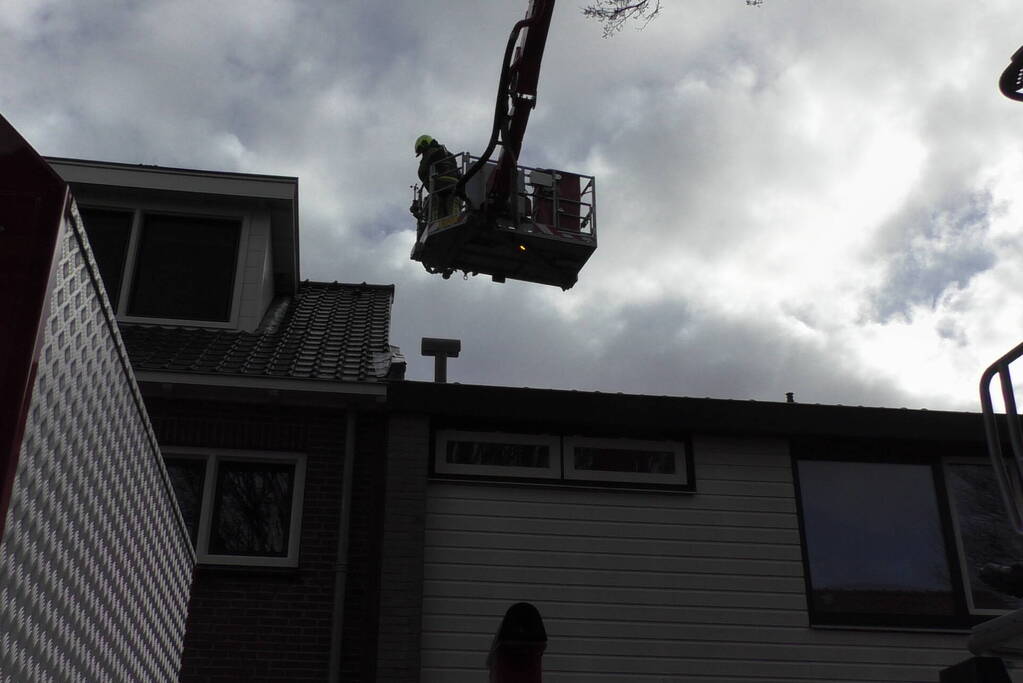 Onderzoek naar rookontwikkeling op dak van woning