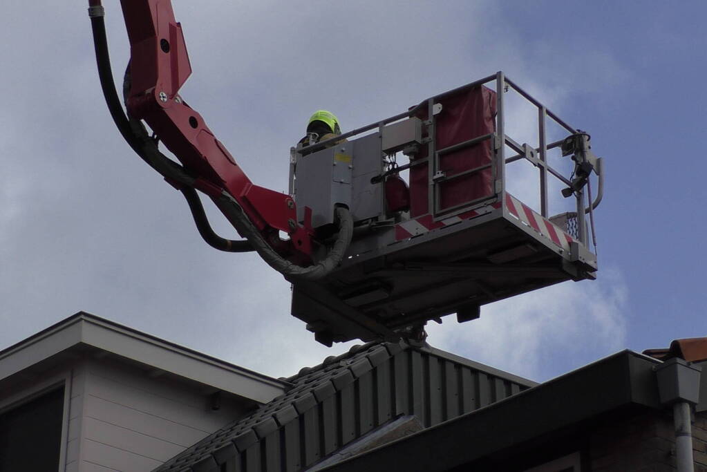 Onderzoek naar rookontwikkeling op dak van woning