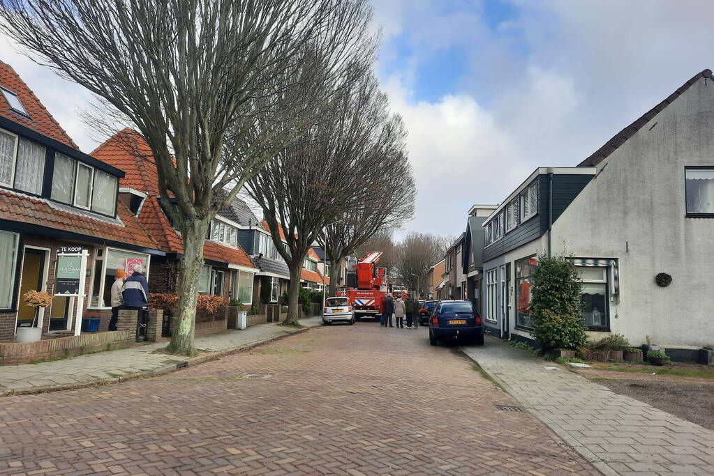 Onderzoek naar rookontwikkeling op dak van woning