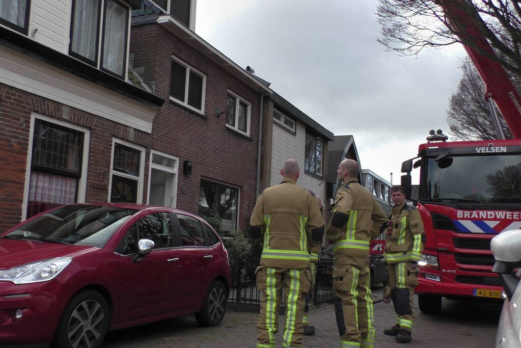 Onderzoek naar rookontwikkeling op dak van woning