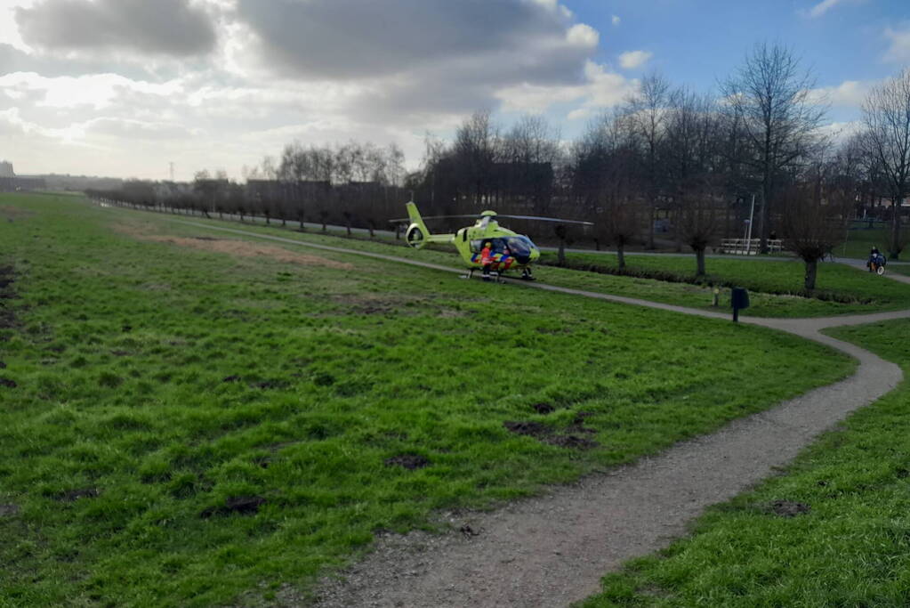 Traumahelikopter landt in park