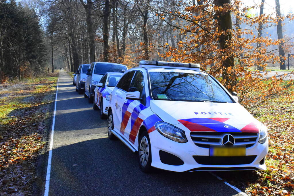 Politie onderzoekt aantreffen overledene in bos