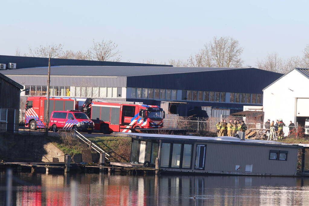 Zinkende woonboot in haven