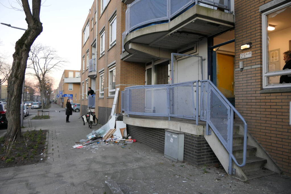 Flinke schade na explosie in portiekdeur