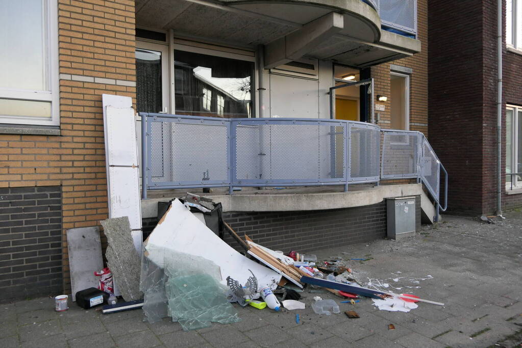 Flinke schade na explosie in portiekdeur