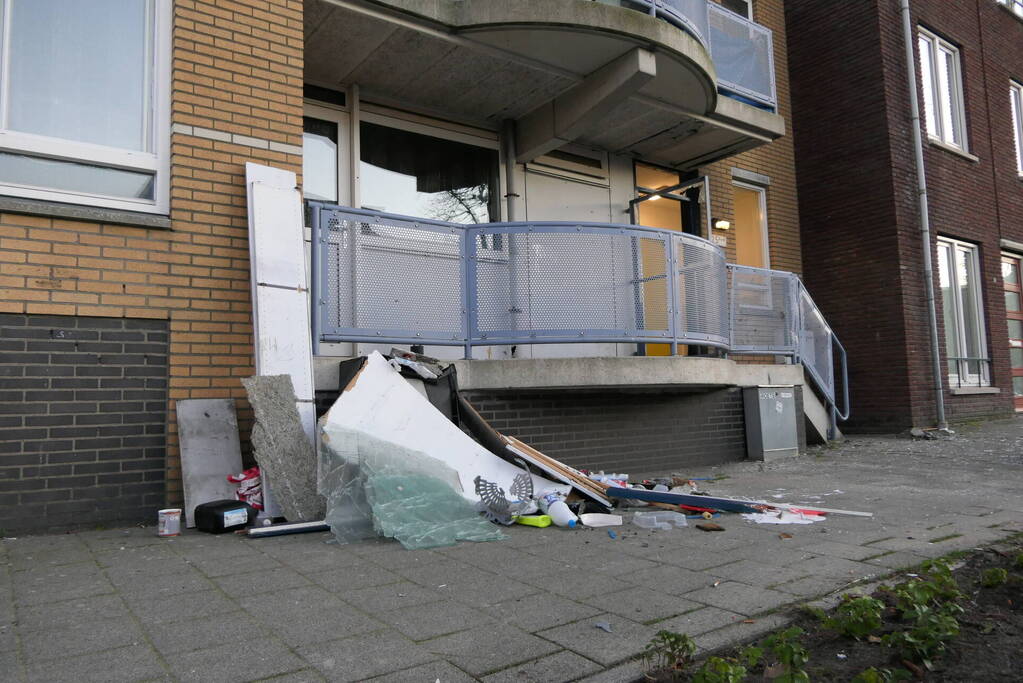 Flinke schade na explosie in portiekdeur