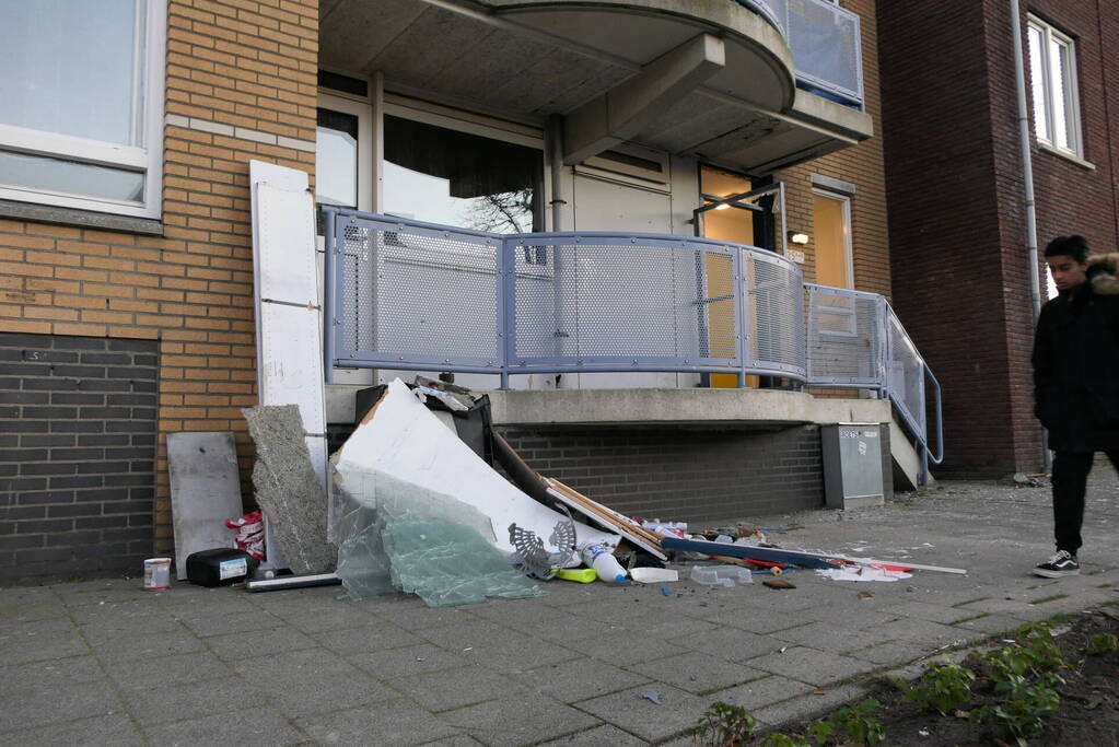 Flinke schade na explosie in portiekdeur