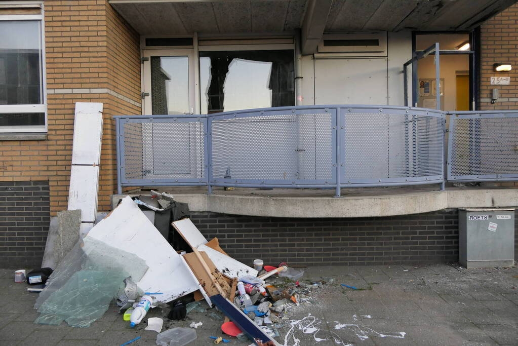 Flinke schade na explosie in portiekdeur