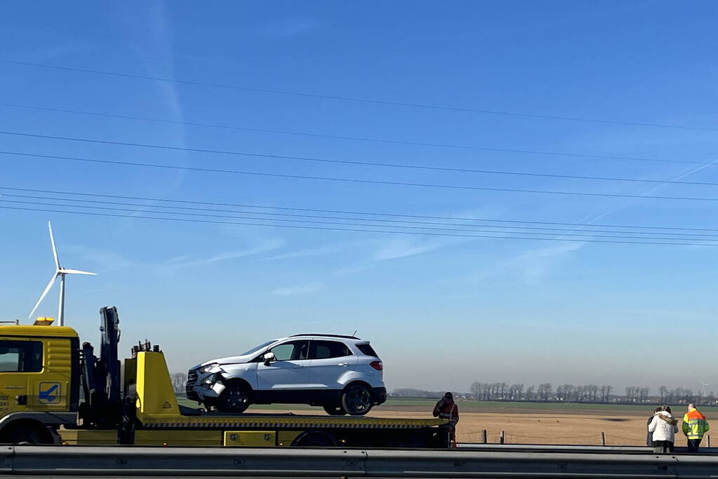 Automobilist crasht op snelweg