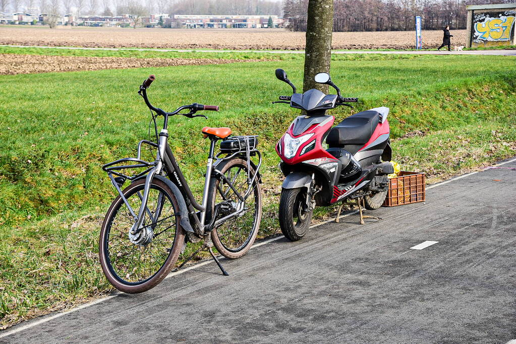 Vrouwelijke fietser zwaargewond bij botsing met scooterrijder