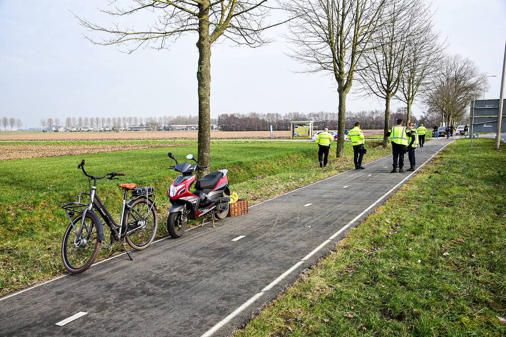 Vrouwelijke fietser zwaargewond bij botsing met scooterrijder