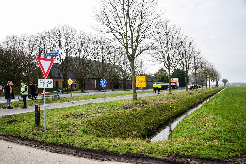 Vrouwelijke fietser zwaargewond bij botsing met scooterrijder