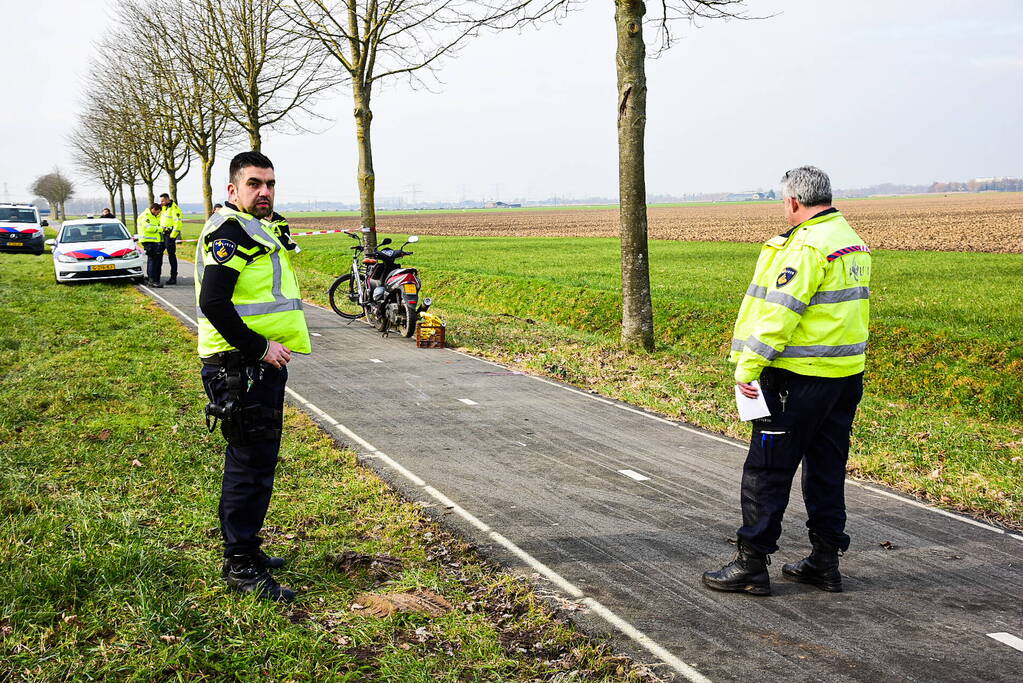 Vrouwelijke fietser zwaargewond bij botsing met scooterrijder