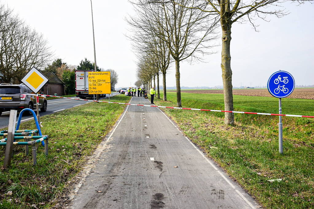 Vrouwelijke fietser zwaargewond bij botsing met scooterrijder