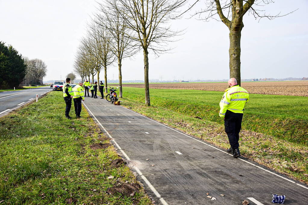 Vrouwelijke fietser zwaargewond bij botsing met scooterrijder