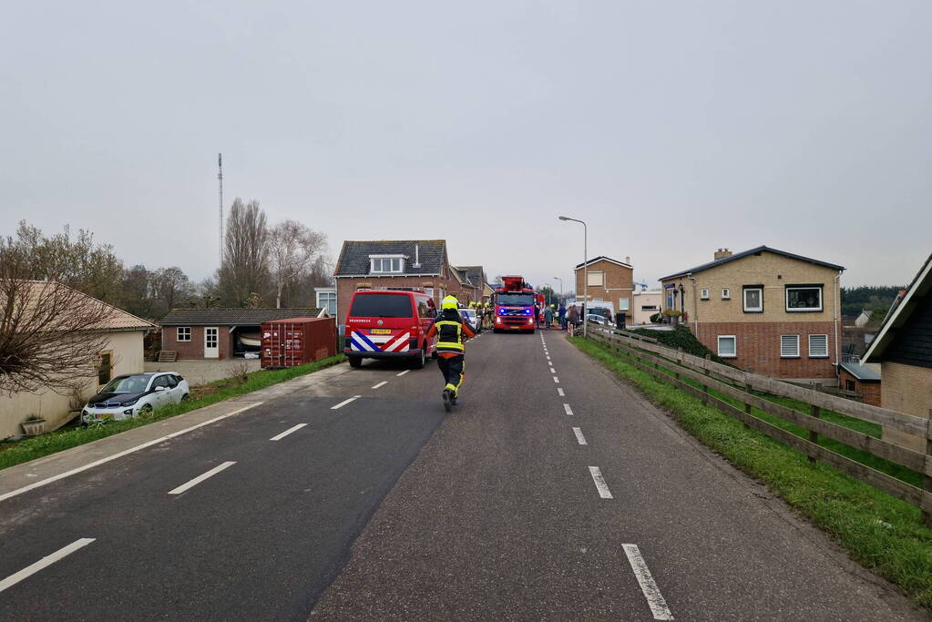 Eigenaar garagebedrijf gewond na bluspoging bij loodsbrand