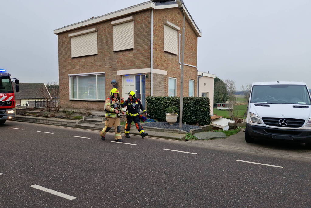 Eigenaar garagebedrijf gewond na bluspoging bij loodsbrand