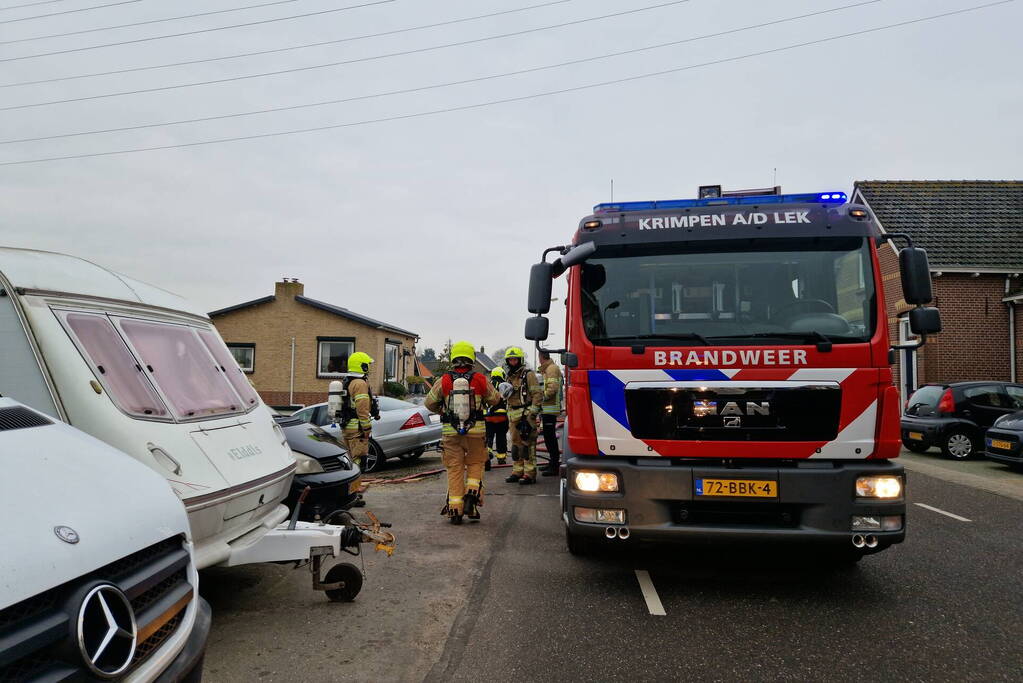 Eigenaar garagebedrijf gewond na bluspoging bij loodsbrand