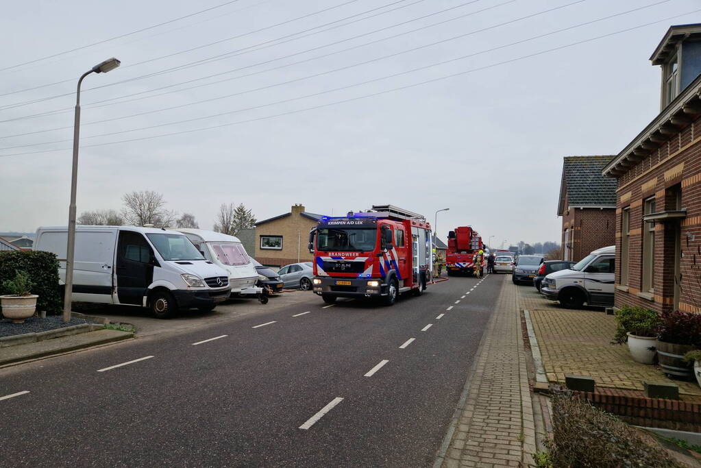 Eigenaar garagebedrijf gewond na bluspoging bij loodsbrand