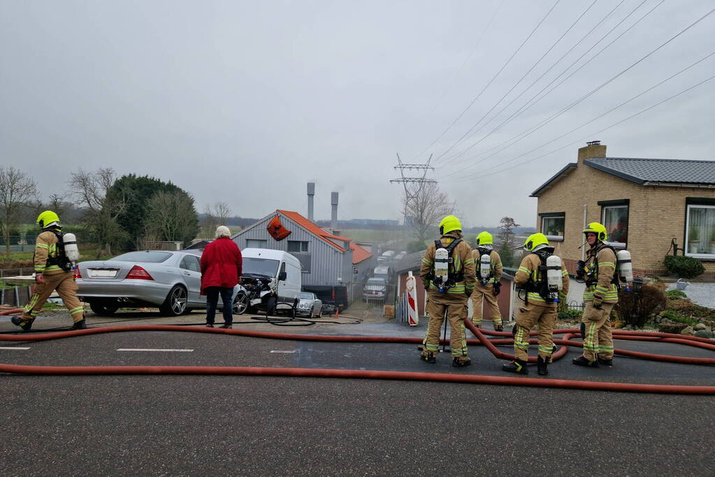 Eigenaar garagebedrijf gewond na bluspoging bij loodsbrand