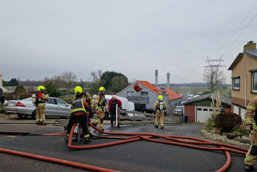 Eigenaar garagebedrijf gewond na bluspoging bij loodsbrand