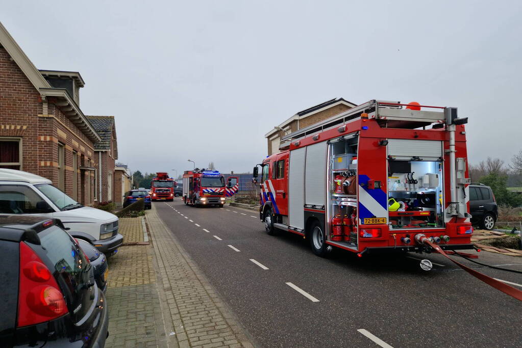 Eigenaar garagebedrijf gewond na bluspoging bij loodsbrand