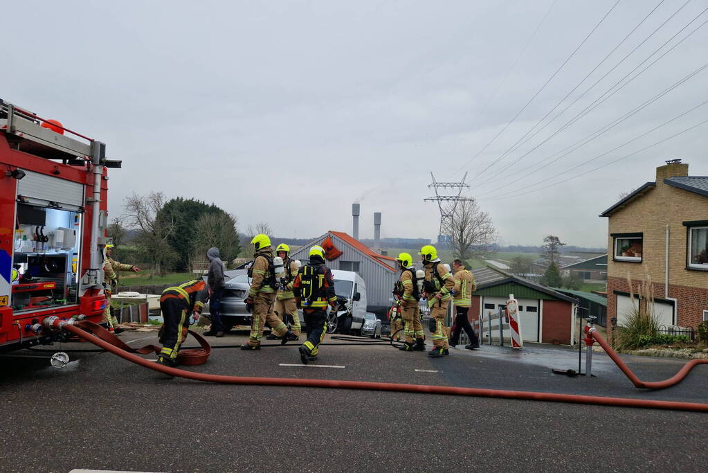 Eigenaar garagebedrijf gewond na bluspoging bij loodsbrand