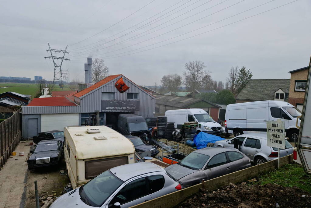 Eigenaar garagebedrijf gewond na bluspoging bij loodsbrand