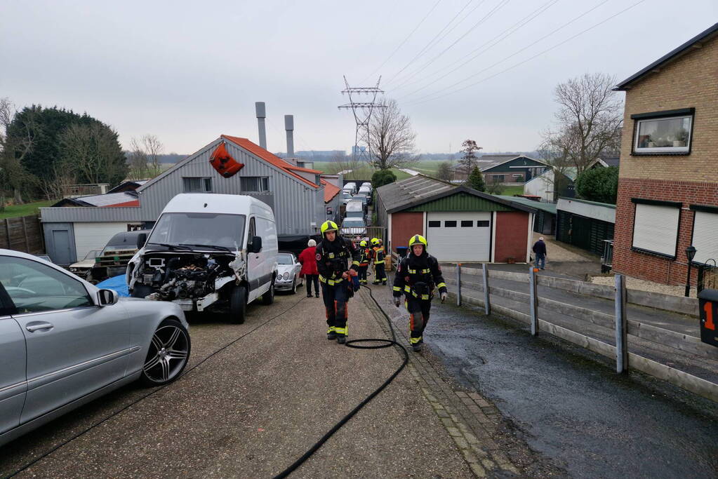 Eigenaar garagebedrijf gewond na bluspoging bij loodsbrand