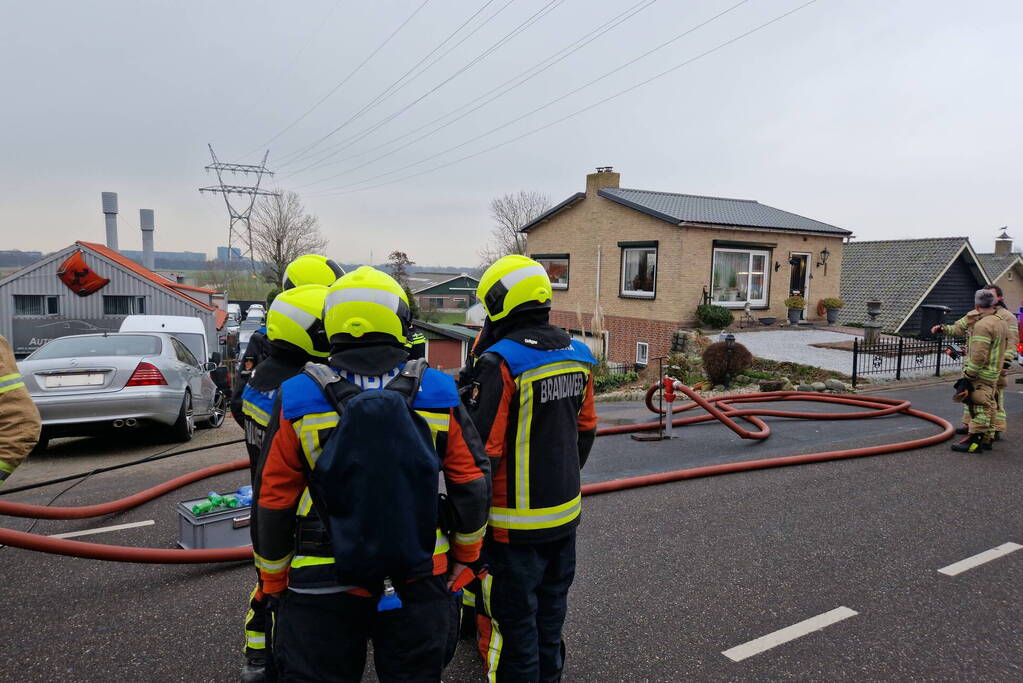 Eigenaar garagebedrijf gewond na bluspoging bij loodsbrand