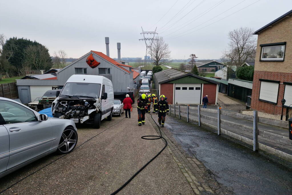 Eigenaar garagebedrijf gewond na bluspoging bij loodsbrand